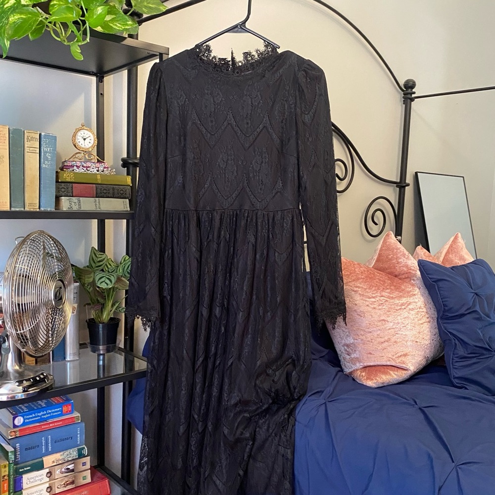 Gorgeous black modest Dainty Jewell’s lace dress size medium fully lined🖤